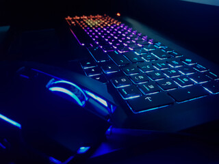 Teclado y raton gamer con colores de neon