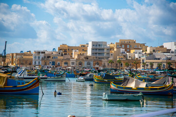Fototapeta premium Barcos en la orilla en Marsaxlokk, Malta. 