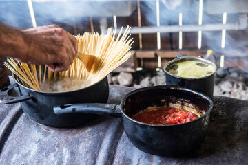 cocina caera, comida, hervir en olla,  pasta