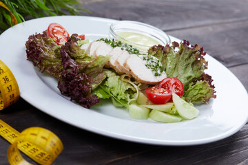 chicken with fresh vegetables and sauce