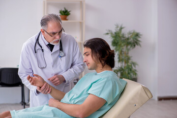 Obraz premium Young male patient visiting experienced doctor