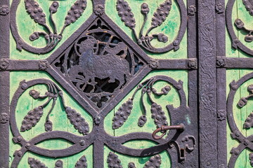 bitterfeld, deutschland - detail vom portal der kirche st. antonius
