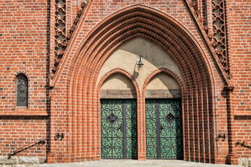 Fototapeta premium bitterfeld, deutschland - kirchenportal der antoniuskirche