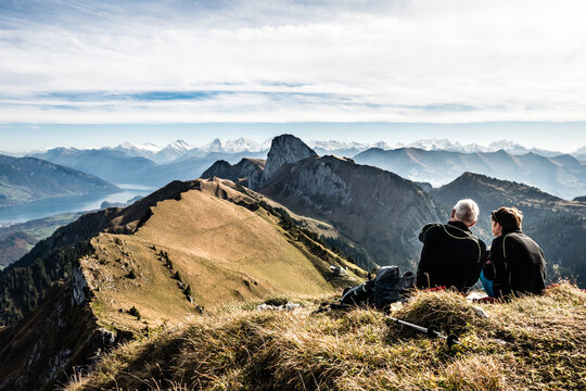 Berner Alpen, Blick vom Homad Richtung Stockhorn, Ehepaar, Senioren, Rentner, Ehepaar, Partnerschaft, aktives Leben, Eiger, M&ouml;nch und Jungfrau, berner Oberland, Schweiz, Bern
