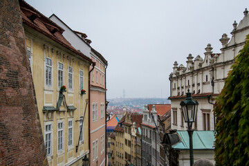 Fototapeta na wymiar Gasse mit Blick über Prag