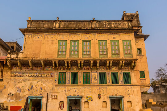 The setting sun illuminates an Haveli in Mandawa, Rajasthan, India
