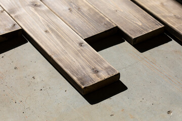 コンクリート床に並べられた木材