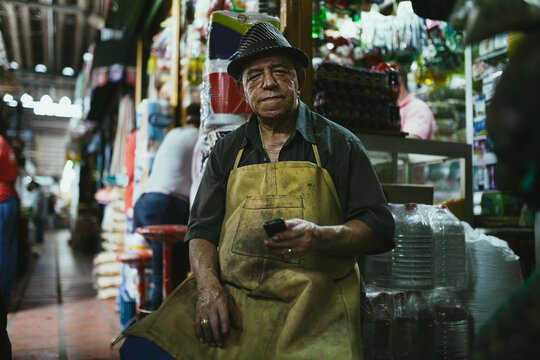 Fototapeta Old man looking at the camera in a Colombian market