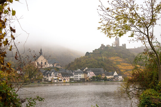 Beilstein mit Burg Metternich im Moseltal