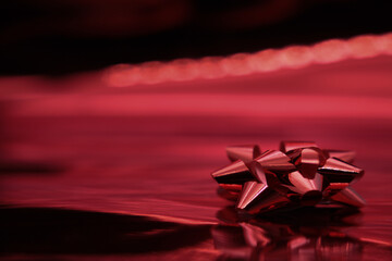 Decorazioni natalizie con palline di natale pigne e fiocchetti