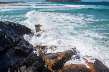 Ondas quebrando nas rochas