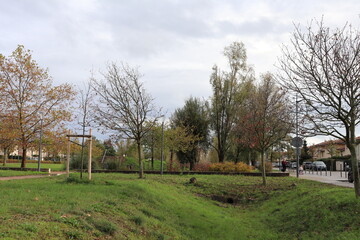 Fototapeta na wymiar Le parc Bourlione, grand parc public et espace vert, ville de Corbas, département du Rhône, France