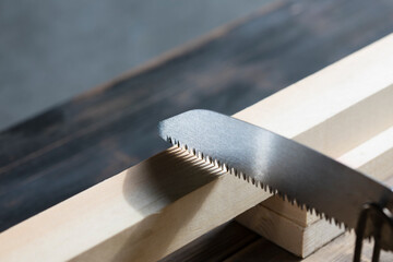 木材を切る電動ノコギリ