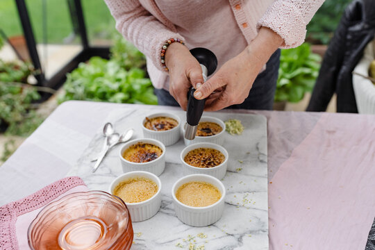 Creme Br&radic;&ordf;l&radic;&copy;e being torched to form a sugar crust