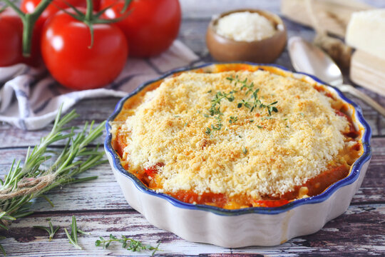 Tomato crumble with aromatic herbs and parmesan cheese