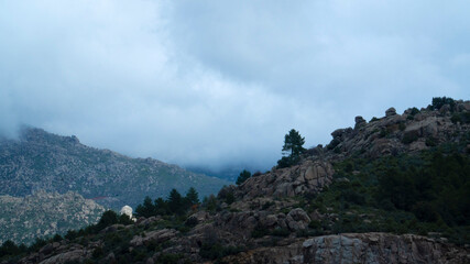 Fototapeta na wymiar Montañas y nubes en la sierra