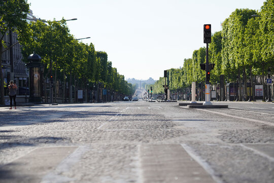 Ville Paris boulevard vide