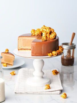Mousse cake with caramelized popcorn
