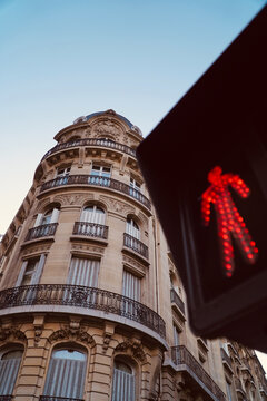 feu rouge signalisation pour pi&eacute;tons en ville