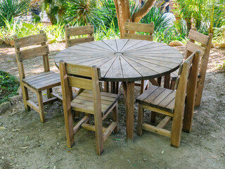 Obraz premium Round wooden table and chairs of a street cafe stand on the ground