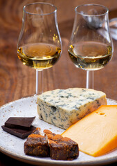 Tasting and pairing of different cheeses with strong alcoholic drinks, whisky, cognac or calvados
