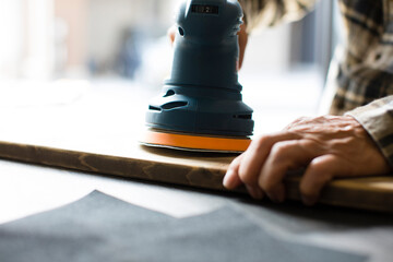 電動ポリッシャーを使う男性