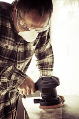 電動ポリッシャーを使う男性