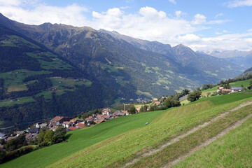 Fototapeta na wymiar Wanderung oberhalb von Verdins mit Blick ins Passeiertal