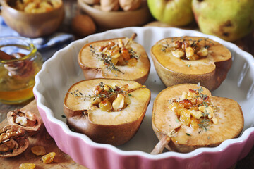 Baked pears with raisins, walnuts and honey