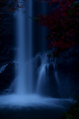 夜明け前の滝