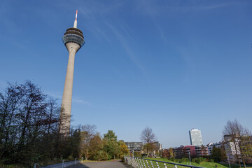 Naklejka premium Outdoor sunny view of Bürgerpark and background of Rhine Tower in Düsseldorf, Germany. 