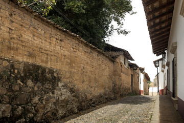 Calle empedrada en San Sebastián del Oeste, Jalisco, México. Pueblo minero destino turístico mexicano, casa de adobe