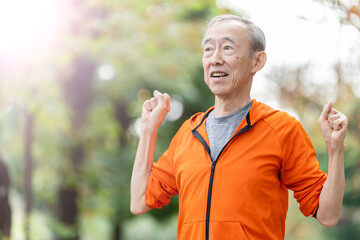 Obraz premium 公園でストレッチをするシニア男性