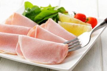 豚ロースハムの皿盛り　Served pork loin ham with salad