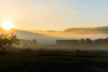 晩秋の朝霧に包まれた白馬村