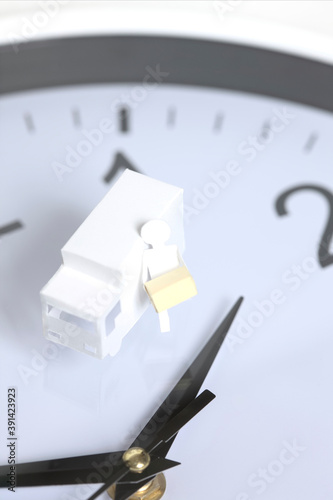 ペーパークラフトの宅配車と時計 Poster Auto Auto Posters Paylessimages