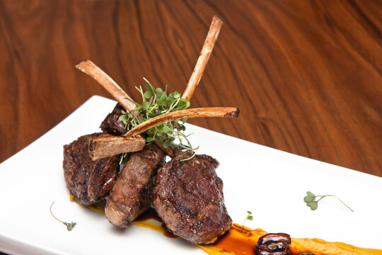 Costillar de cordero asado o rack de ternera