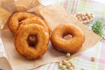 破った袋の上の豆乳ドーナツ