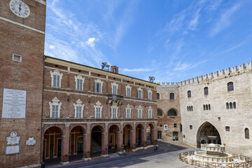 Le centre historique de la ville de Fabriano en Italie, région des Marches - obrazy, fototapety, plakaty