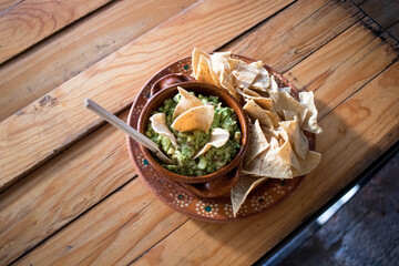 Guacamole con totopos