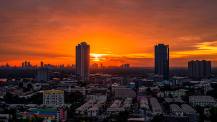 Naklejka premium The high angle background of the city view with the secret light of the evening, blurring of night lights, showing the distribution of condominiums, dense homes in the capital community