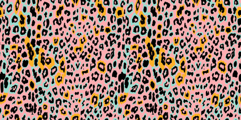 Seamless pink leopard texture pattern © ilona_pitkin