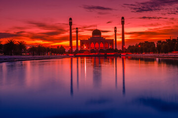 Naklejka premium Landscape of central mosque at twilight time, Hat yai,Songkhla, Beautiful destination place of southern part Thailand and Asia