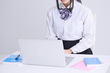 女子高生が白い部屋でリモート授業を受けている　remote on-line student