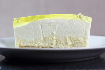 Cheesecake with lemon jelly topping