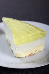 Cheesecake with lemon jelly topping