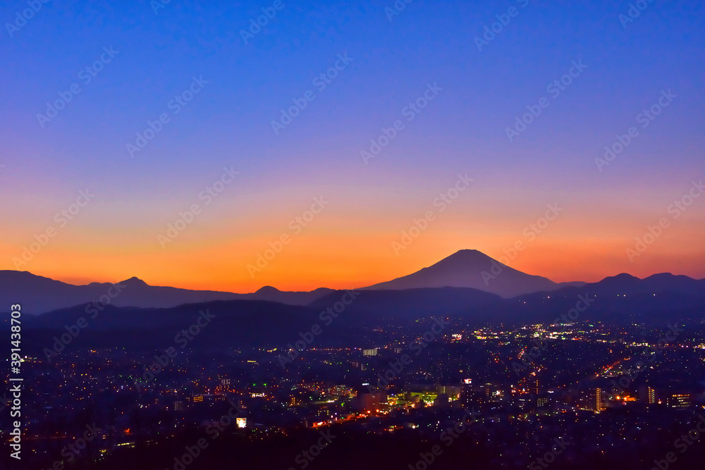 Wall mural 富士山と御殿場市の夕暮れ