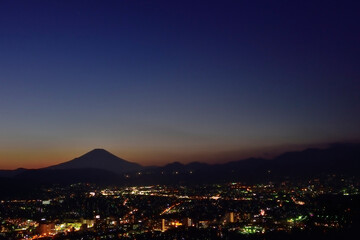 富士山と御殿場市の夕暮れ