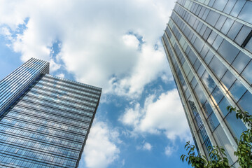 Fototapeta na wymiar modern office building against blue sky.