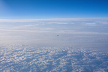 雲上を飛ぶ飛行機